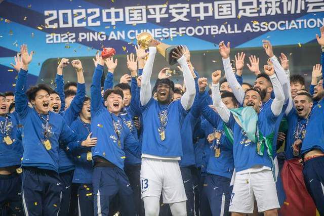 但目前阿森纳似乎无意外租基维奥尔，因此米兰可能转而寻求引进租借效力于阿斯顿维拉但找不到空间的朗格莱。